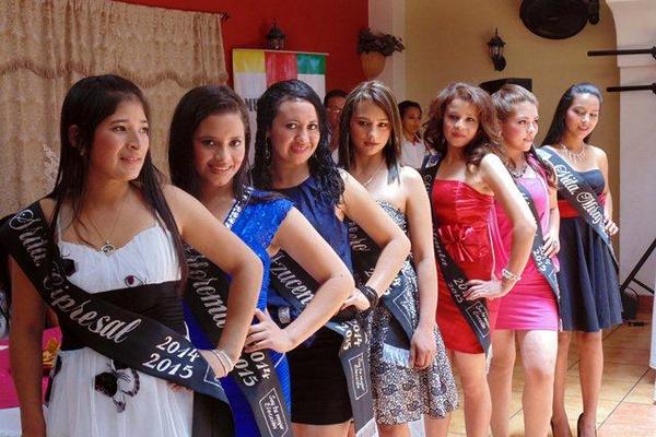 Las siete candidatas al título Flor del Campo, durante su presentación en un restaurante de la cabecera de Jalapa. (Foto Prensa Libre: Hugo Oliva) <br _mce_bogus="1"/>