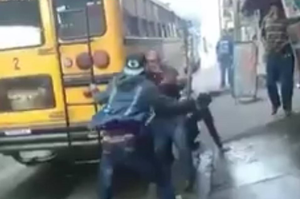 Uno de los agresores utiliza un machete durante pelea de pilotos y ayudantes de autobuses en Chimaltenango. (Foto Prensa Libre: Twitter)