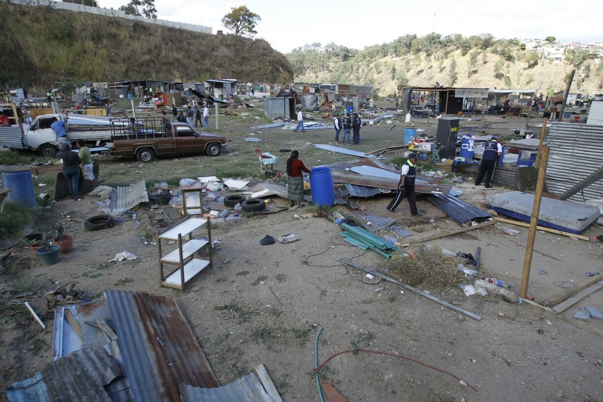 Los vecinos que invadieron un terreno privado en Mixco fueron desalojados por orden judicial (Foto Prensa Libre: Paulo Raquec)
