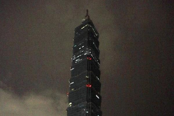 el rescacielOs de Taipéi, Taiwán, fue apagado. (Foto Prensa Libre: AP)