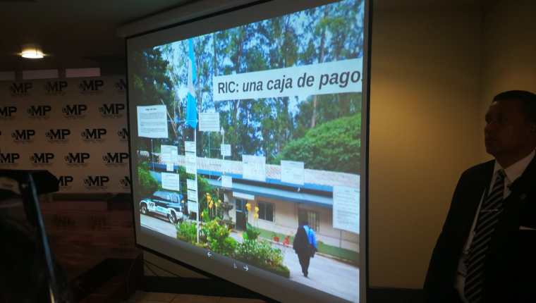 Presentación del caso durante la conferencia de prensa. (Foto Prensa Libre: Glenda Sánchez).