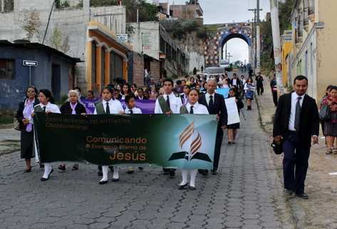Iglesia Adventista ora por la paz de Chichicastenango