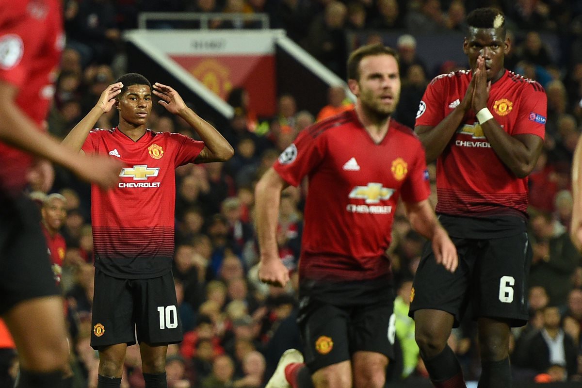Los jugadores del Manchester United muestran su tristeza, en Old Trafford. (Foto Prensa Libre: AFP)