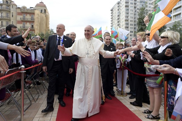 El Papa saluda a los fieles a su llegada a la iglesia de la Inmaculada, en Azerbaiyán. (Foto Prensa Libre: AP).