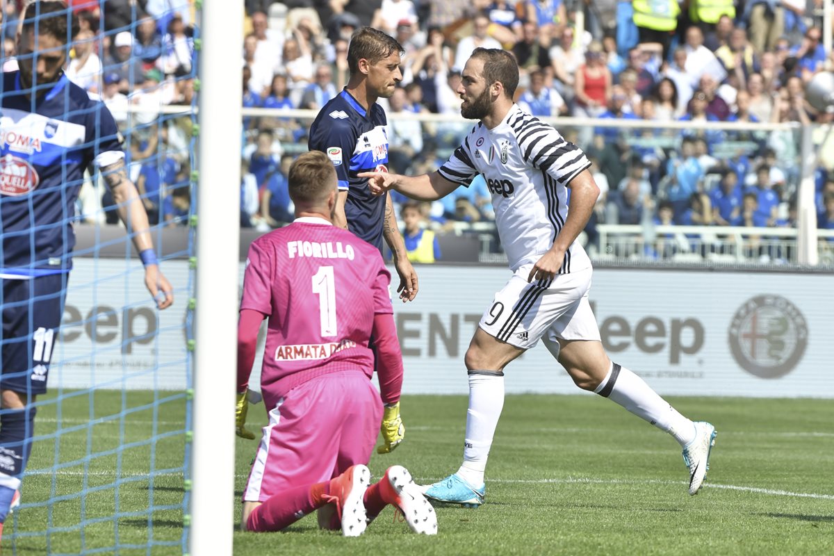 Gonzalo Higuaín consiguió un doblete en la victoria de la Juventus contra el Pescara. La "Vecchia Signora" llegará con el ánimo al tope para la vuelta de cuartos de final de la Champions contra el Barcelona. (Foto Prensa Libre: AFP).