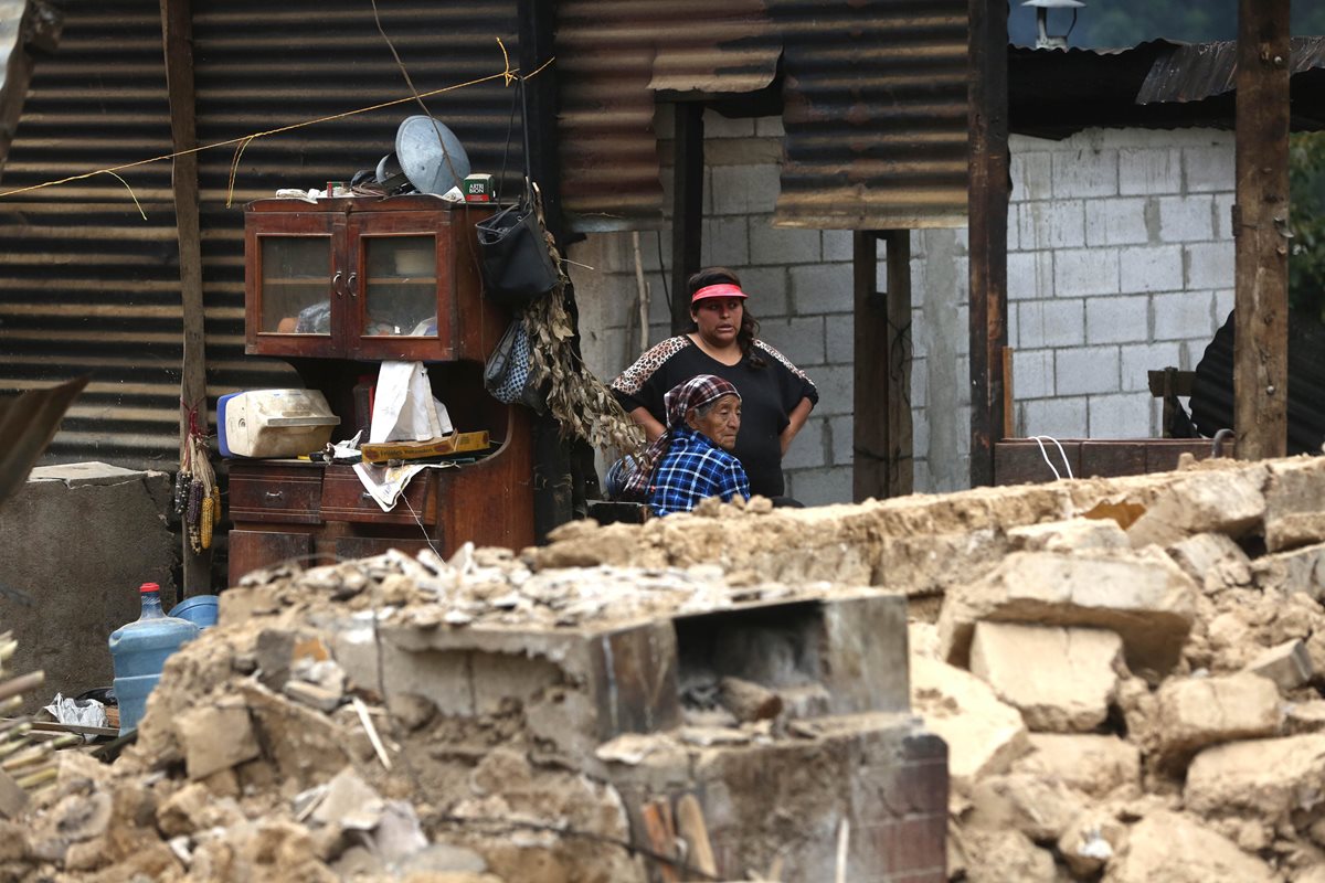 Dos mujeres observan sus casas destruidas después del terremoto de 7,7, en Tacaná, San Marcos. (Foto Prensa Libre: EFE)