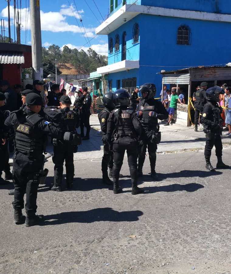 Después de ser apedreados, agentes de la PNC pidieron refuerzos de la FEP y los Lobos Gril. (Foto Prensa Libre: Érick Ávila)