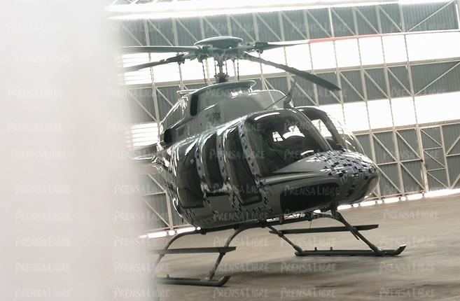 El helicóptero permanece en un hangar del aeropuerto La Aurora, inmovilizado por el MP. (Foto Prensa Libre: Estuardo Paredes)