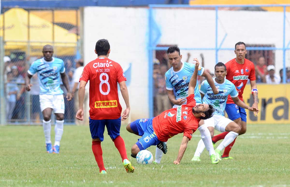 El delantero rojo Gastón Puerari jugó 54 minutos contra Sanarate y fue sustituido por Bryan Lemus, después de haber sufrido un fuerte golpe. (Foto Prensa Libre: Francisco Sánchez)