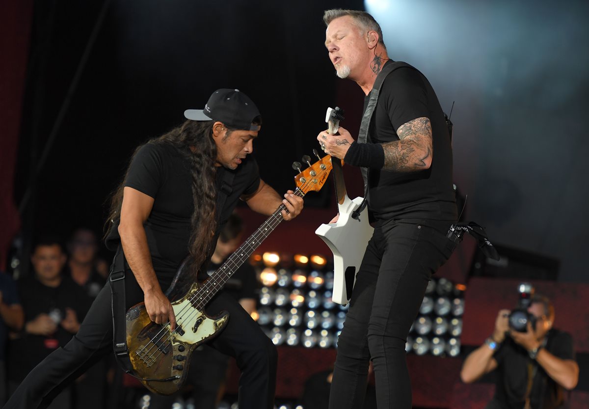 James Hetfield —voz y guitarra—, Kirk Hammett —guitarra—, de Metallica, durante un concierto en Nueva York. (Foto Prensa Libre, AFP)