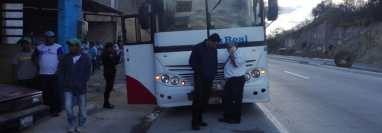 Autobús en el que los usuarios fueron asaltados en la ruta al Atlántico. (Foto Prensa Libre: Hugo Oliva).