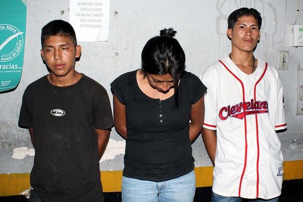 Tres presuntos sicarios fueron aprehendidos en un sector de Retalhuleu. (Foto Prensa Libre: Rolando Miranda)<br _mce_bogus="1"/>