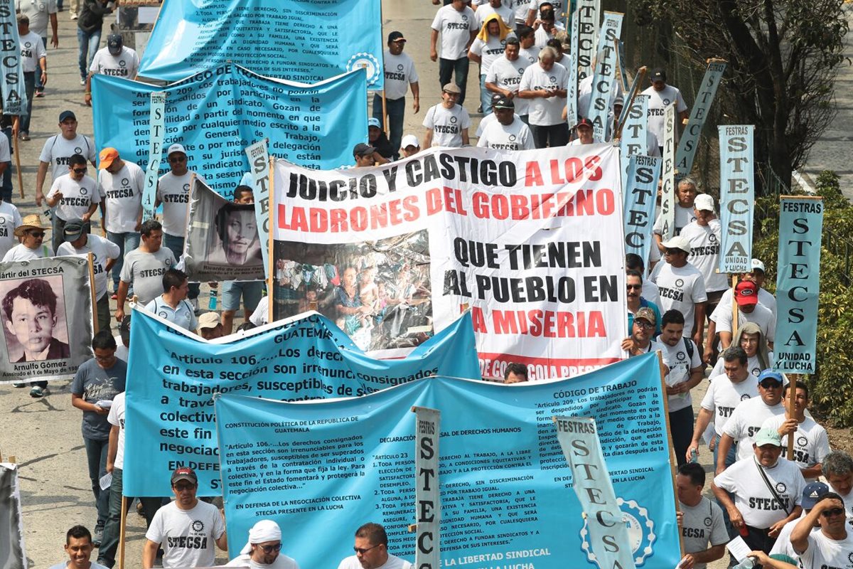 Trabajadores organizados participan este domingo en la marcha por el Día Internacional del Trabajo. (Foto Prensa Libre: Álvaro Interiano)