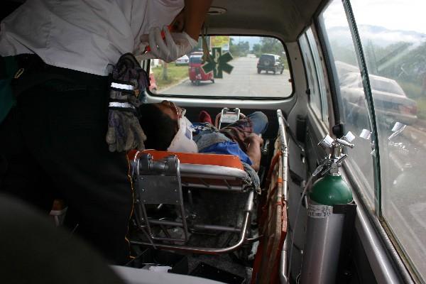 López, aún  con vida, es llevado al hospital.