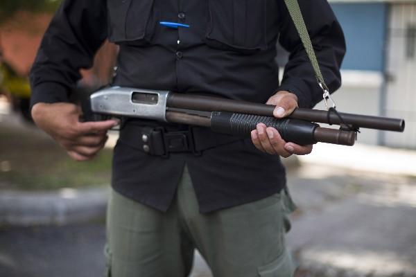 En Guatemala hay más guardias de seguridad privada que agentes de la Policía Nacional Civil. (Foto Prensa Libre: AP) <br _mce_bogus="1"/>