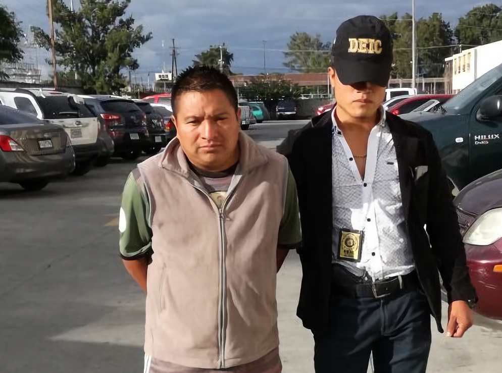 Francisco Raguex Calel al ser trasladado a Tribunales en la capital. (Foto Prensa Libre: PNC).