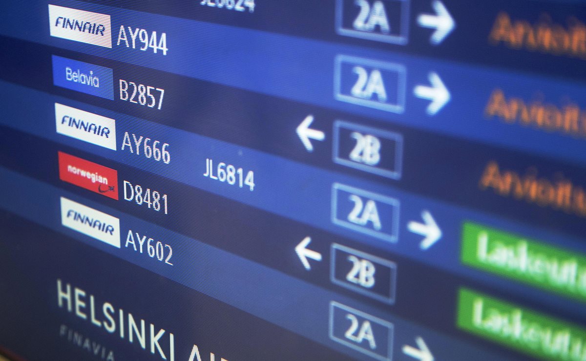 Una pantalla que indica el horario del llegada del vuelo Finnair 666 procedente de Dinamarca. (Foto Prensa Libre: EFE)