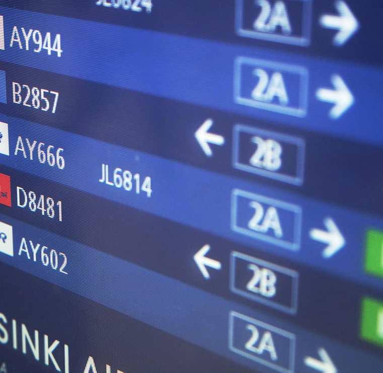 Una pantalla que indica el horario del llegada del vuelo Finnair 666 procedente de Dinamarca. (Foto Prensa Libre: EFE)