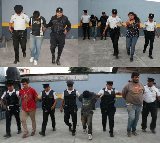 Los supuestos pandilleros detenidos al ser trasladados a los juzgados por la Policía. (Foto Prensa Libre: PNC).