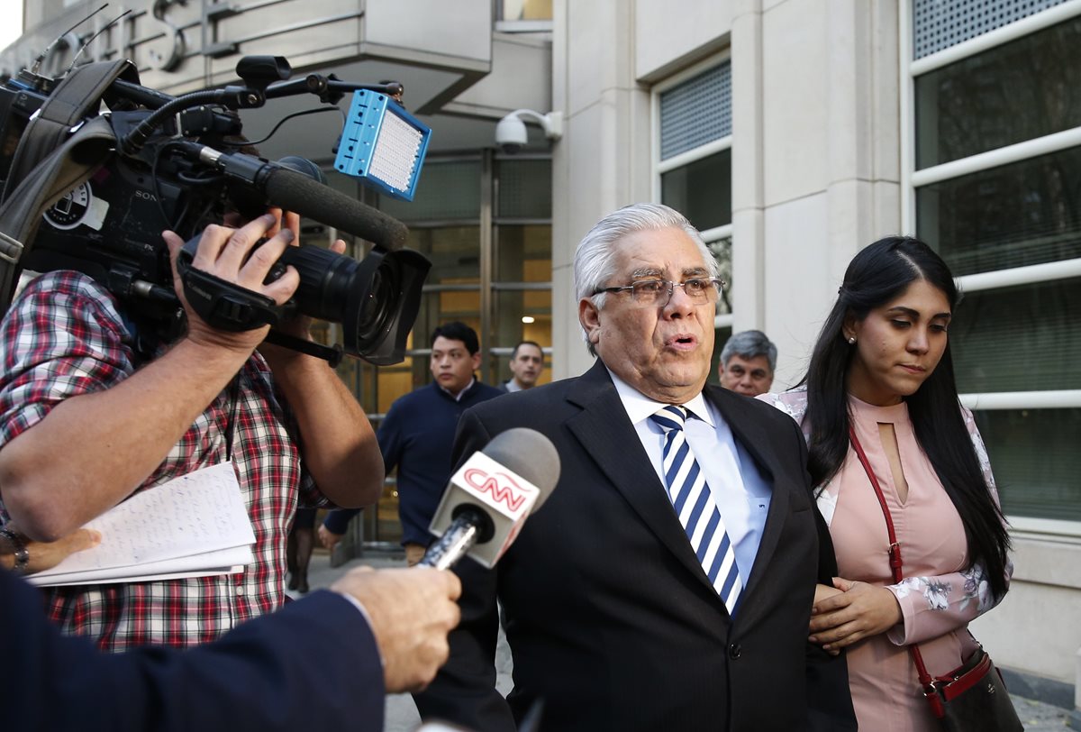 Héctor Trujillo sale de la corte federal de Brooklyn, Nueva York, donde escuchó la sentencia. (Foto Prensa Libre: AP)
