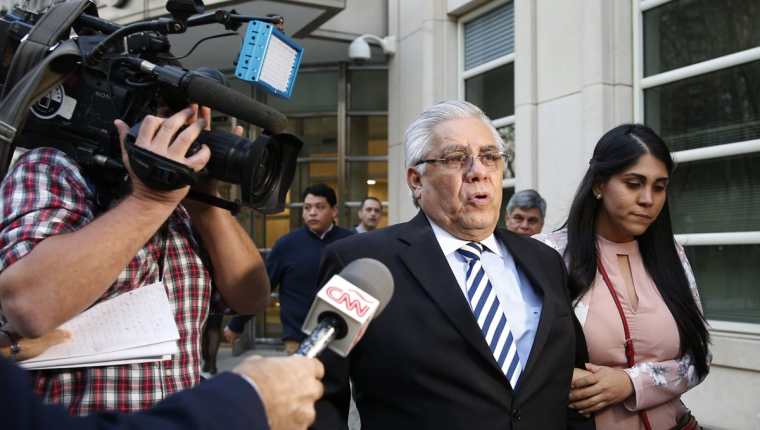 Héctor Trujillo sale de la corte federal de Brooklyn, Nueva York, donde escuchó la sentencia. (Foto: AP)
