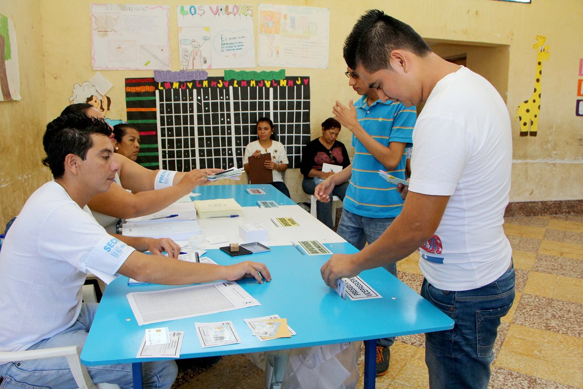 Un vecino de la cabecera de Retalhuleu deposita su voto, durante elecciones generales. (Foto Prensa Libre Rolando Miranda)