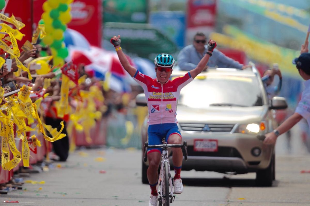 Alfredo Ajcapajá cruza en primer lugar la meta en Chiquimulilla, Santa Rosa. (Foto Prensa Libre: Norvin Mendoza)