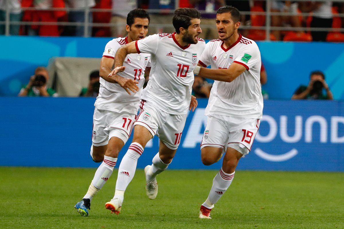 Karim Ansari Fard celebra el gol del empate luego de cobrar correctamente un tiro desde el punto de penalti que fue respaldado por el VAR. (Foto Prensa Libre: AFP)
