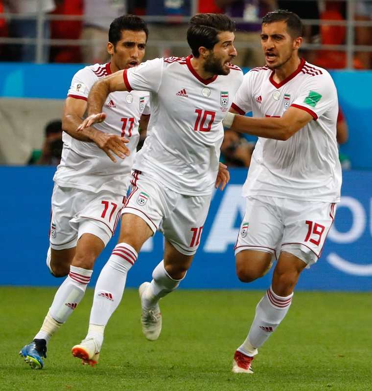 Karim Ansari Fard celebra el gol del empate luego de cobrar correctamente un tiro desde el punto de penalti que fue respaldado por el VAR. (Foto Prensa Libre: AFP)