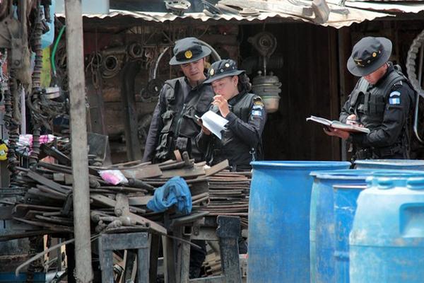 Agentes de la PNC allanan una chatarrera en Xelajú, en busca de artículos robados para extracción de cobre. (Foto Prensa Libre: Carlos Ventura)