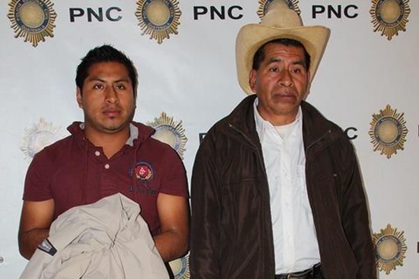 Padre e hijo capturados en el kilómetro 264 de la ruta Interamericana, en Huehuetenango. (Foto Prensa Libre: Mike Castillo)  <br _mce_bogus="1"/>