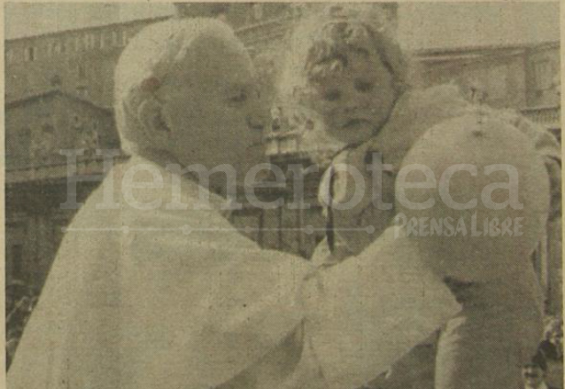 Segundos antes del atentado, el 13 de mayo de 1981, Juan Pablo II cargó a una niña. (Foto: Hemeroteca PL)