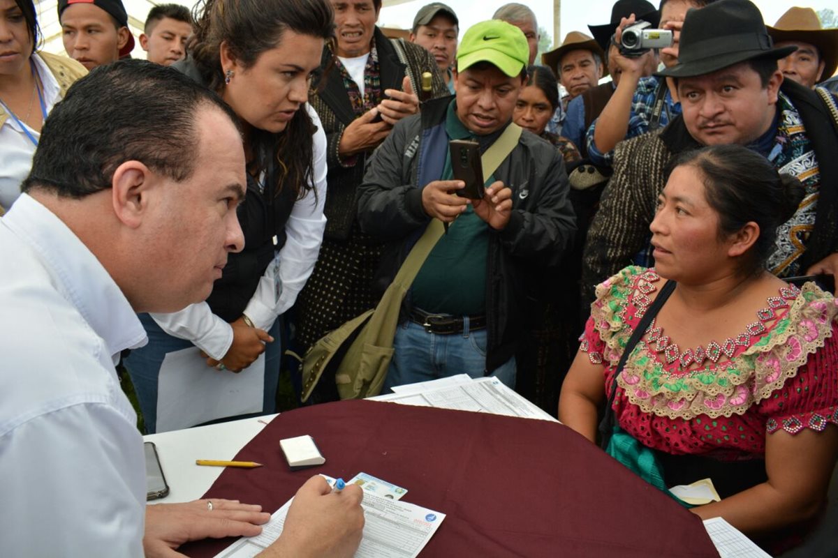 Mario Méndez, ministro de Agricultura, verifica el proceso del Censo Agrícola. (Foto Prensa Libre: Ministerio de Agricultura)