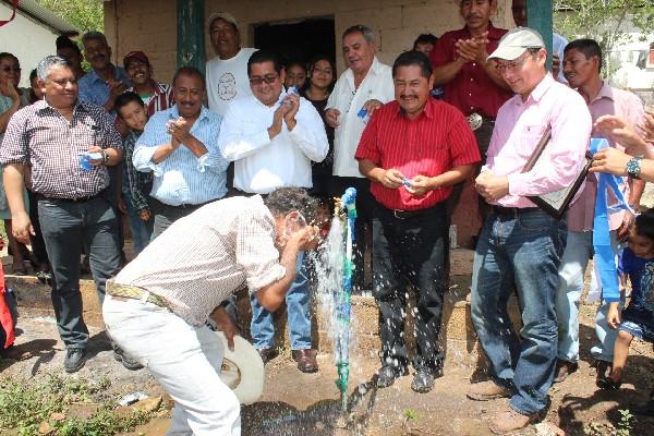 Tras varios  años, vecinos ya cuentan con agua entubada en la aldea Plan del Amate, Cuilapa. (Foto Prensa Libre. Oswaldo Cardona)