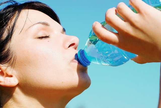 La hidratación es necesaria para mantener el organismo en perfectas condiciones. Foto Prensa Libre: HemerotecaPL).