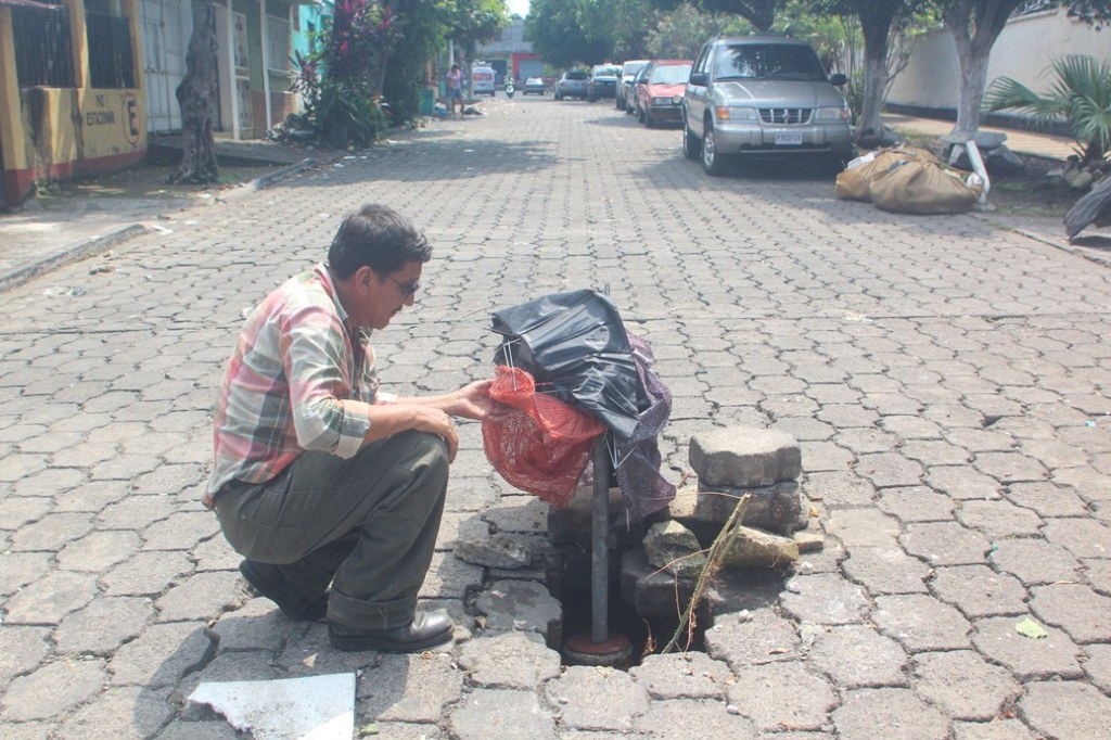 Vecino coloca una señal en el área del hundimiento, en la zona 4 de la ciudad de Escuintla. (Foto Prensa Libre: Melvin Sandoval)
