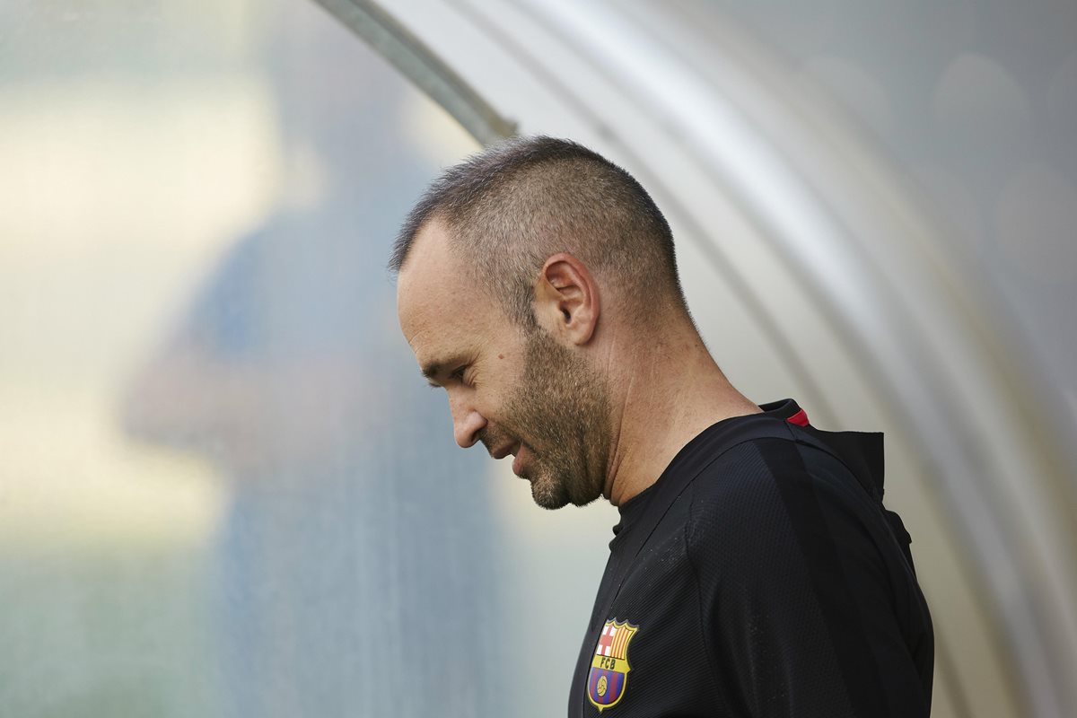 Iniesta es uno de los pilares del Barcelona en el medio campo. (Foto Prensa Libre: EFE)