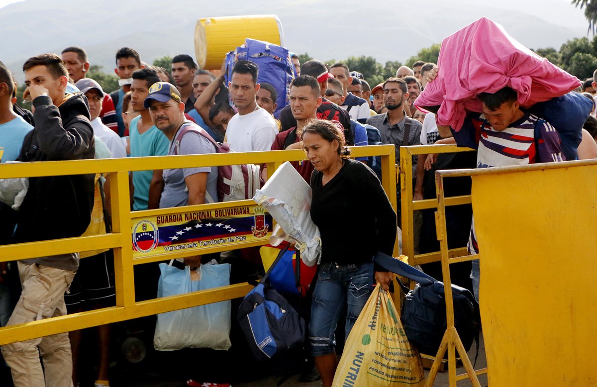 Ciudadanos venezolanos cruzan el puente internacional Simón Bolívar, desde Venezuela hacía Colombia, para comprar alimentos. (Foto Prensa Libre: EFE)