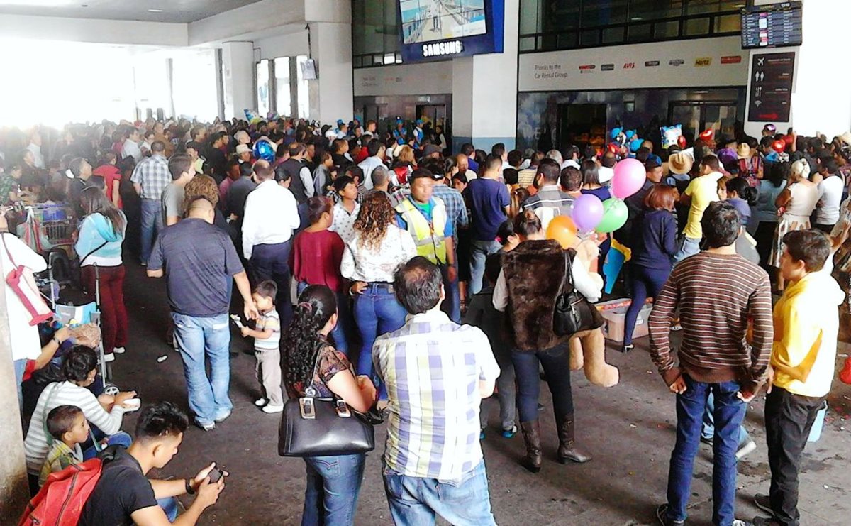 Personas esperan la llegada de vuelos internacionales, pero están retrasados por desvíos y asuntos administrativos. (Foto Prensa Libre: Cortesía)