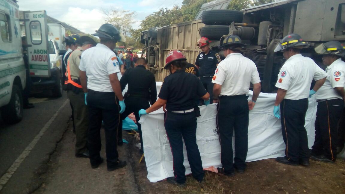 Autoridades efectúan diligencias de ley en el lugar de la tragedia. (Foto Prensa Libre: Mario Morales).