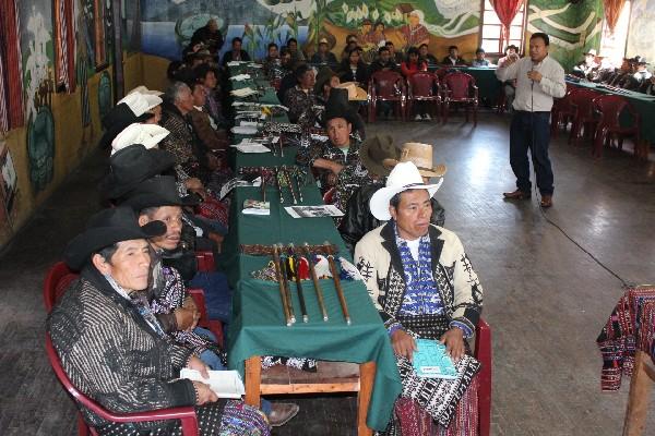 Líderes comunitarios participan en una de las actividades del programa Yo soy Atitlán, que se desarrolla en Sololá para conservar y valorar el Lago.