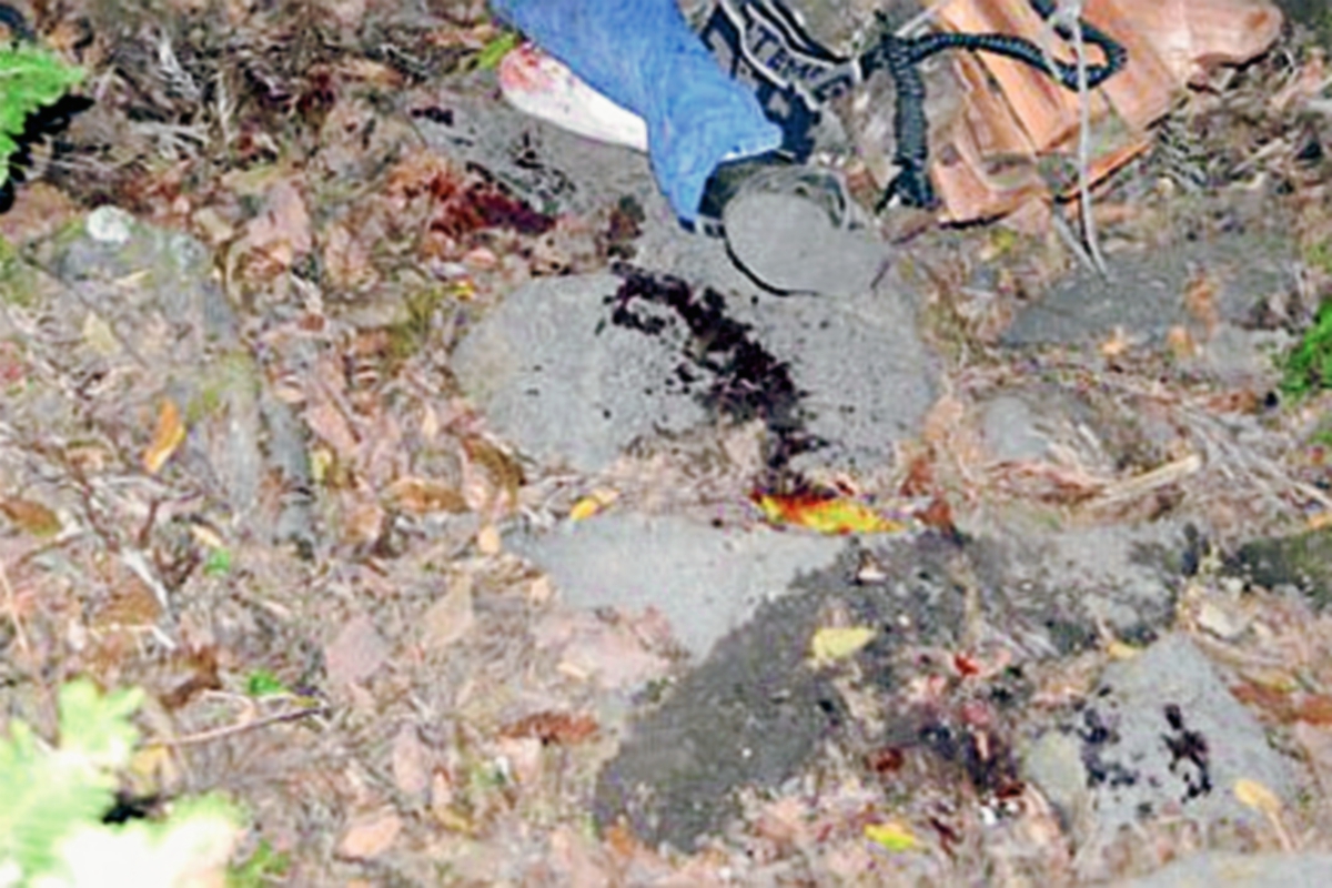 El cadáver con heridas de machete de Cruz Coquix fue hallado en Santiago Atitlán, Sololá. (Foto Prensa Libre: Ángel Julajuj)