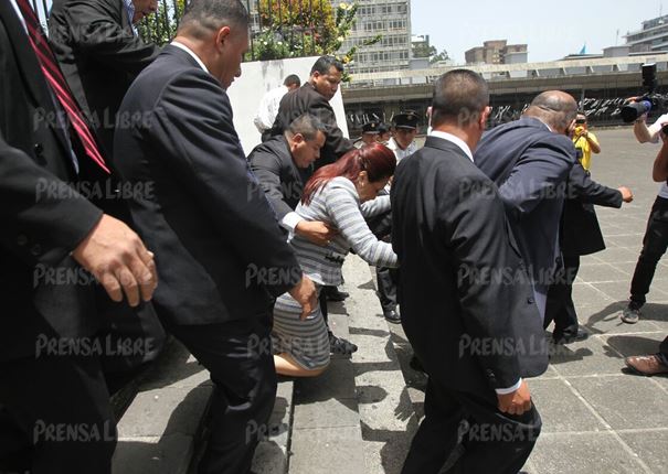 Roxana Baldetti cae al salir de la torre de Tribunales a donde acudió para pedir el desembargo de bienes. (Foto Prensa Libre: Hemeroteca PL).