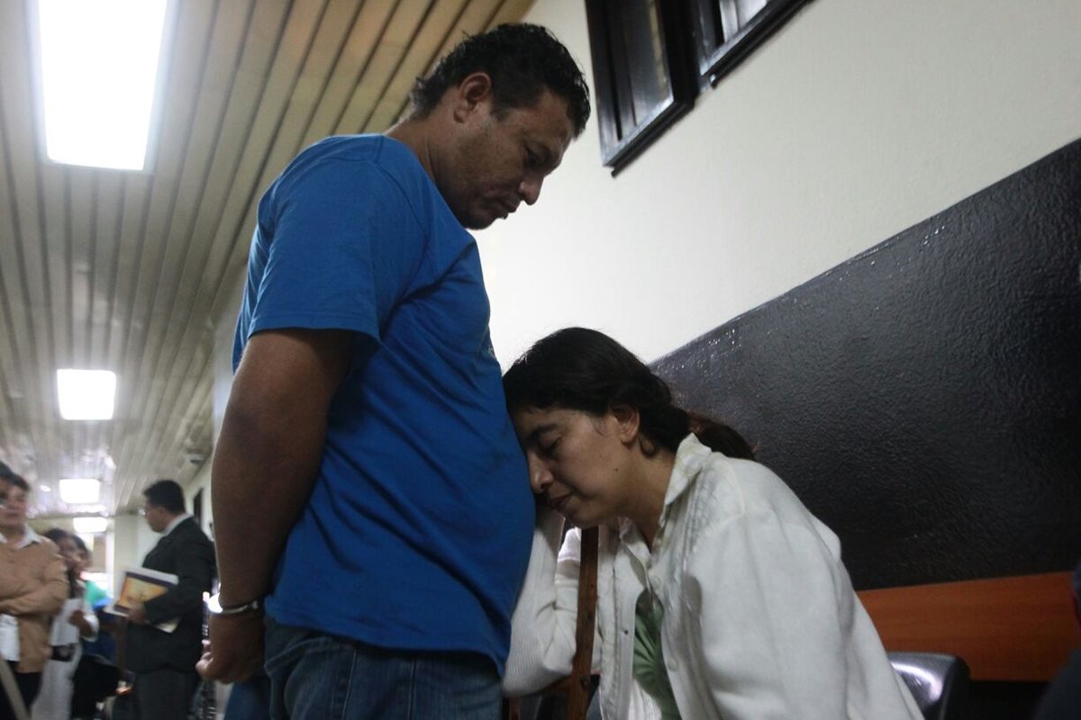 Ryner Villatoro y Rosaura Monzón son procesados por parricidio en grado de tentativa. (Foto Prensa Libre: Álvaro Interiano)