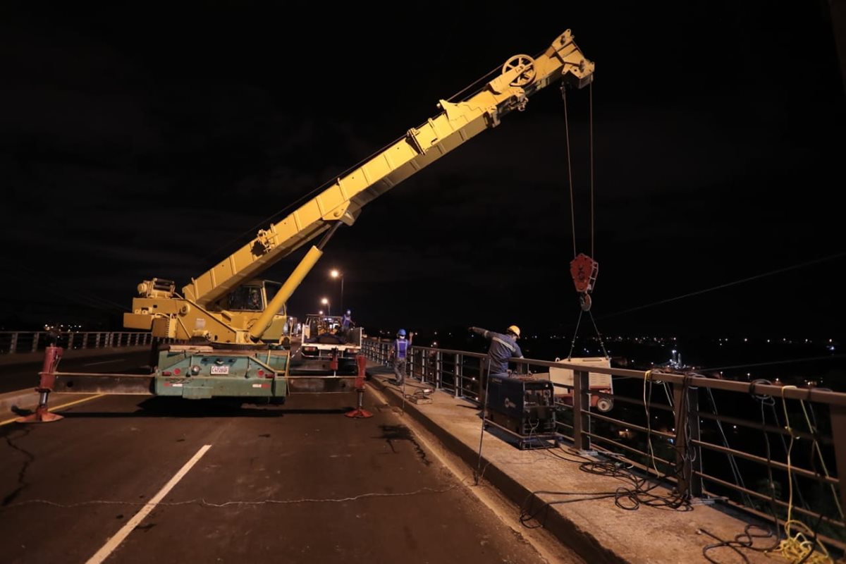 Maquinaria pesada es utilizada en la reparación del puente Belice. (Foto Prensa Libre: Juan Diego González)