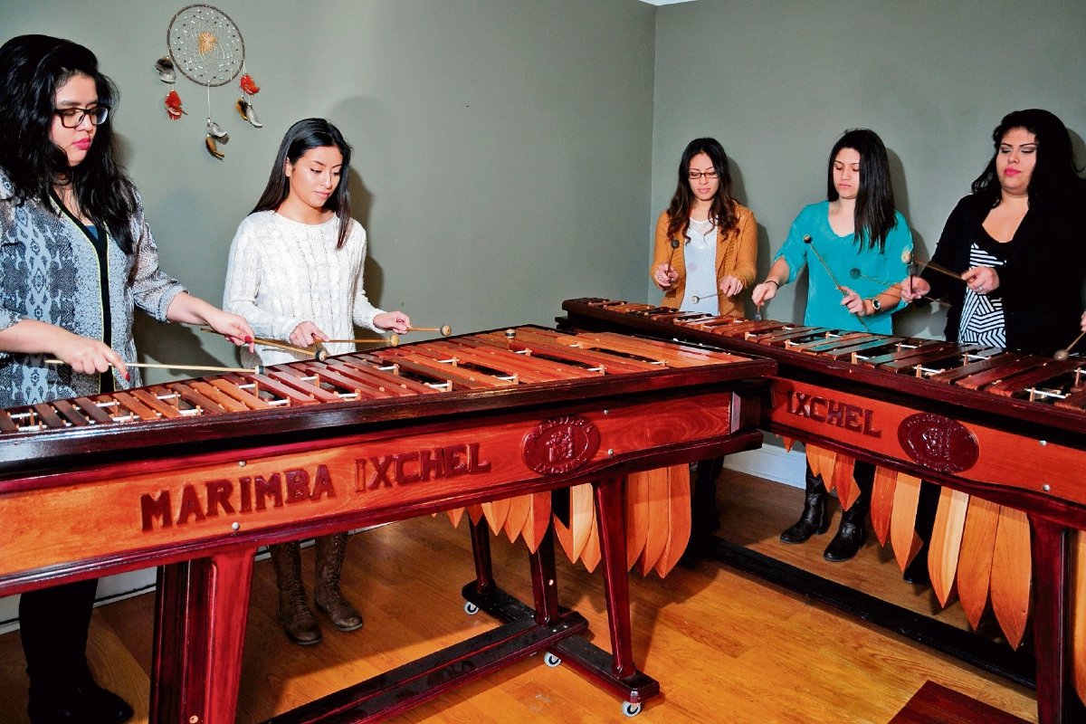 Hijas de migrantes guatemaltecos integran conjunto, en Chicago.