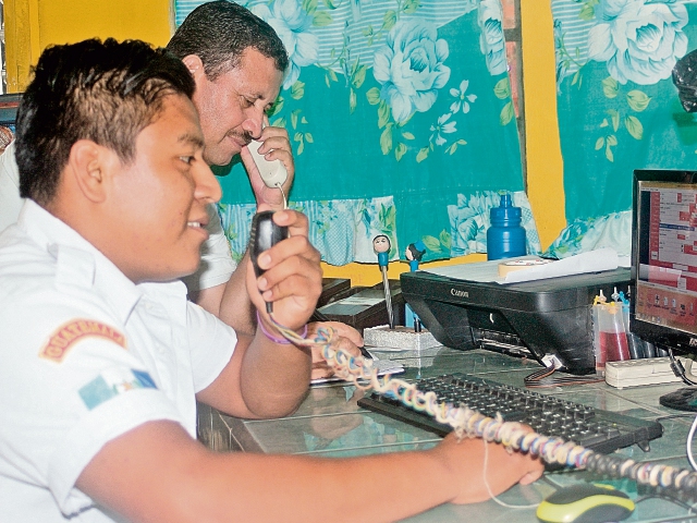 Bomberos voluntarios de San Benito, Petén, han recibido más de dos mil 500 falsas alarmas en lo que va del año. Derecha, socorristas de la estación de La Libertad preparan equipo para atender una emergencia.