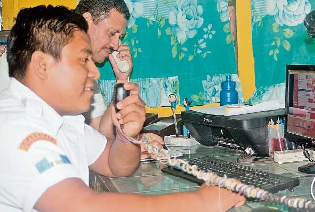 Bomberos voluntarios de San Benito, Petén, han recibido más de dos mil 500 falsas alarmas en lo que va del año. Derecha, socorristas de la estación de La Libertad preparan equipo para atender una emergencia.