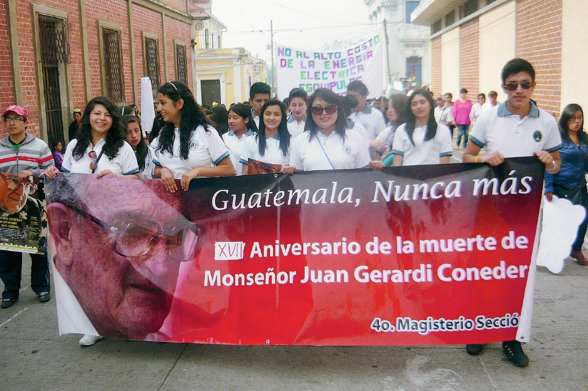 Estudiantes conmemoran en San Marcos el 17 aniversario de la muerte de Juan José Gerardi. (Foto Prensa Libre: Genner Guzmán)