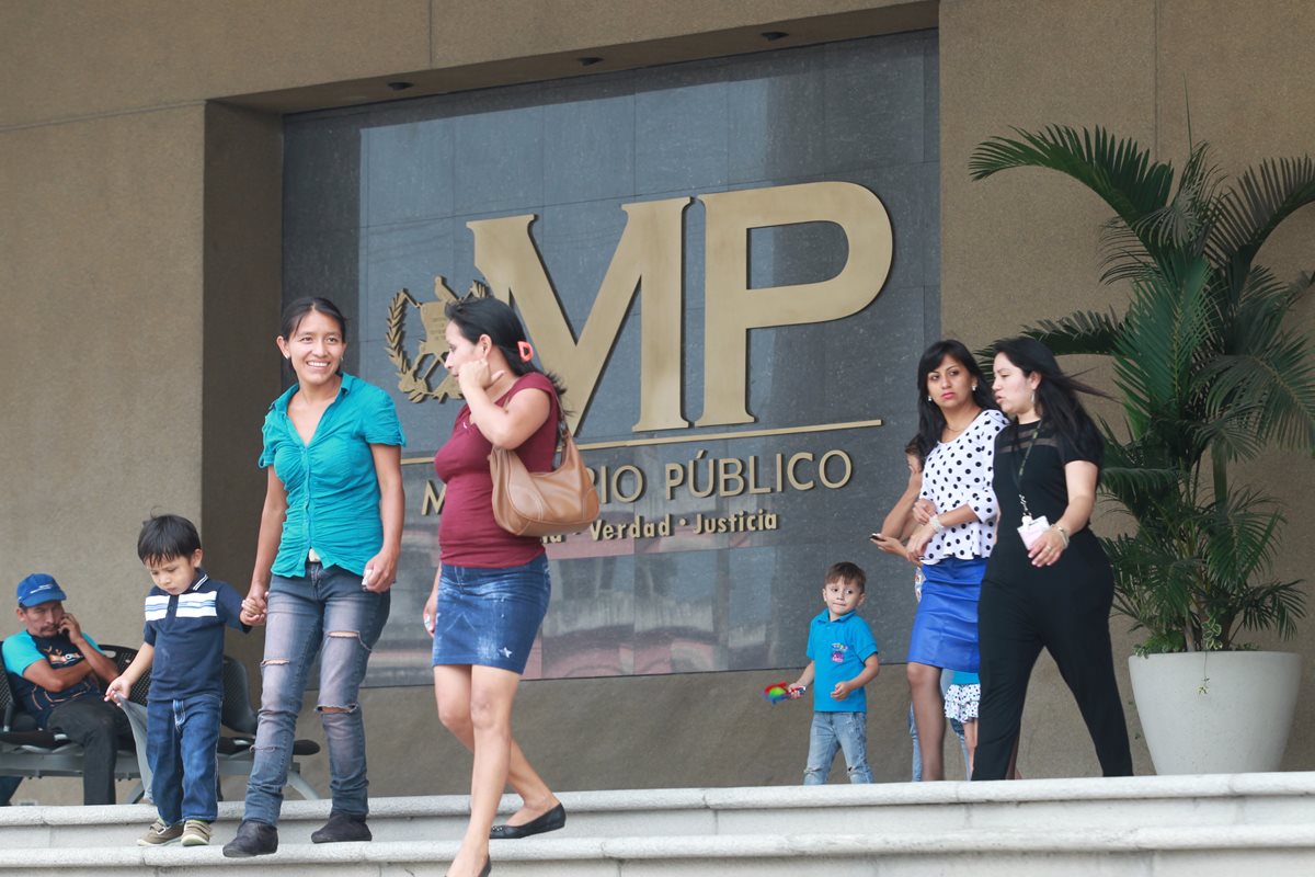 Fachada del Ministeiro Público a donde acudió la secretaria de Luis Rabbé, Carmen Gloria Portillo de Ortiz. (Foto Prensa Libre: Hemeroteca PL)